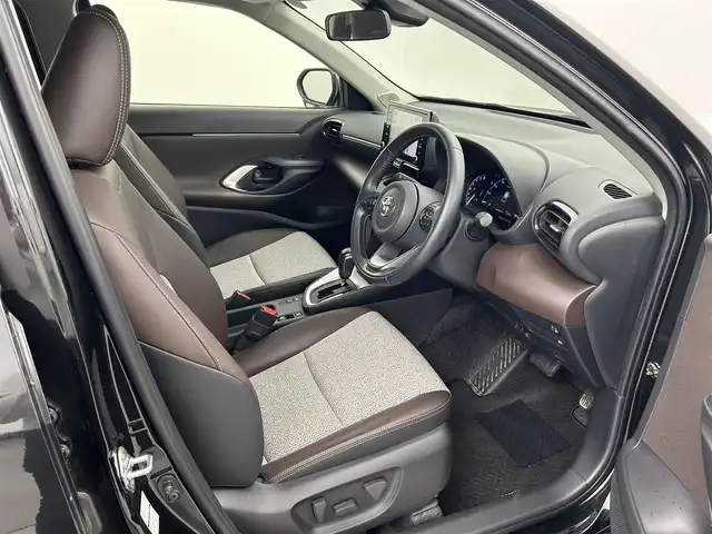 トヨタ ヤリスクロス Z 熊本県 2021(令3)年 2.3万km ブラックマイカ ワンオーナー/禁煙車/ディスプレイオーディオ(BT/ラジオ/ナビキット付き)/トヨタセーフティーセンス / ・衝突軽減ブレーキ(PCS)/ ・車線逸脱警報装置(LTA)/ ・PKSB(パーキングサポートブレーキ)/ ・RSA（ロードサインアシスト）/ ・レーダクルーズコントロール/・先行車発進お知らせ/ビルトインETC/バックカメラ/前後クリアランスソナー/運転席パワーシート/前席シートヒーター/電動パーキングブレーキ/オートライト/オートハイビーム/横滑り防止装置/純正アルミホイール/純正フロアマット/USB端子/スマートキー/プッシュスタート/スペアキー1本/保証書/取扱説明書