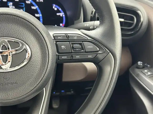 トヨタ ヤリスクロス Z 熊本県 2021(令3)年 2.3万km ブラックマイカ ワンオーナー/禁煙車/ディスプレイオーディオ(BT/ラジオ/ナビキット付き)/トヨタセーフティーセンス / ・衝突軽減ブレーキ(PCS)/ ・車線逸脱警報装置(LTA)/ ・PKSB(パーキングサポートブレーキ)/ ・RSA（ロードサインアシスト）/ ・レーダクルーズコントロール/・先行車発進お知らせ/ビルトインETC/バックカメラ/前後クリアランスソナー/運転席パワーシート/前席シートヒーター/電動パーキングブレーキ/オートライト/オートハイビーム/横滑り防止装置/純正アルミホイール/純正フロアマット/USB端子/スマートキー/プッシュスタート/スペアキー1本/保証書/取扱説明書