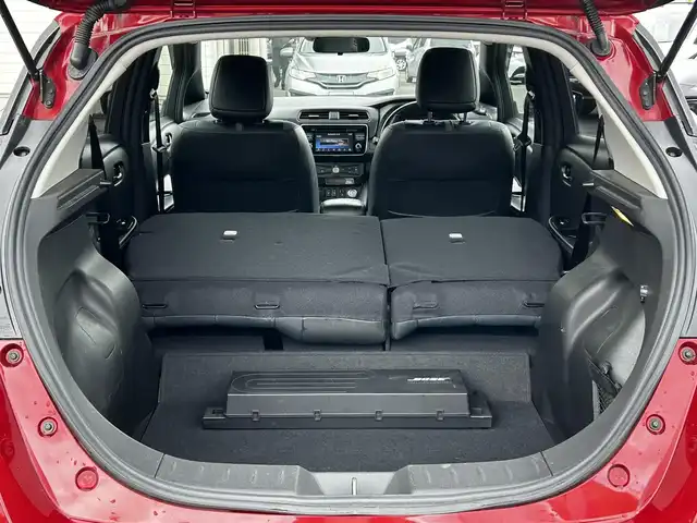 日産 リーフ X 10万台記念車 大分県 2018(平30)年 6.9万km ラディアントレッド 純正SDナビ（QY86-55ND）/Bluetooth/フルセグ/CD/DVD/BOSEサウンド/シートヒーター（D＋N席）/プロパイロット/ステアリングヒーター/純正アルミホイル17インチ/本革シート/純正フロアマット/スペアキー/バックカメラ/ETC/UVカットガラス