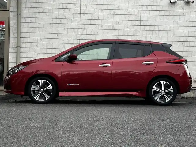 日産 リーフ X 10万台記念車 大分県 2018(平30)年 6.9万km ラディアントレッド 純正SDナビ（QY86-55ND）/Bluetooth/フルセグ/CD/DVD/BOSEサウンド/シートヒーター（D＋N席）/プロパイロット/ステアリングヒーター/純正アルミホイル17インチ/本革シート/純正フロアマット/スペアキー/バックカメラ/ETC/UVカットガラス