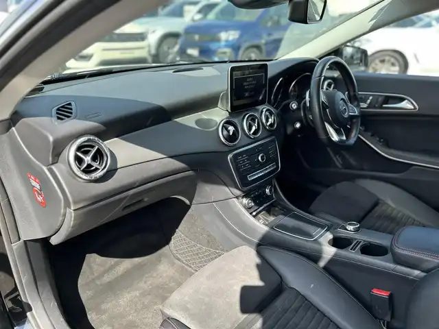 メルセデス・ベンツ ＣＬＡ１８０ Sブレイク AMG スタイル 滋賀県 2017(平29)年 5万km コスモスブラック サンルーフ/AMGプレミアムパッケージ/レーダーセーフティパッケージ/ハーフレザーシート/・前席メモリ付きパワーシート/・前席シートヒーター /harman/kardonサウンド/純正ナビ/（CD/DVD/DTV/BT）/バックカメラ/ETC/前後コーナーセンサー/純正LEDヘッドライト/純正18インチAW