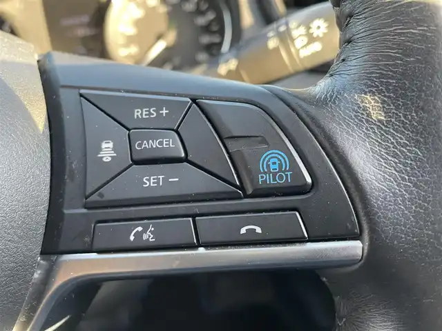 日産 エクストレイル ハイブリッド 20Xi 愛知県 2018(平30)年 14.2万km ブリリアントホワイトパール (株)IDOMが運営する【じしゃロン名古屋鳴海店】の自社ローン専用車両になりますこちらは現金またはオートローンご利用時の価格です。自社ローンご希望の方は別途その旨お申付け下さい純正ナビ（CD/DVD/Blu-ray）/全方位カメラ/デジタルインナーミラー/プロパイロット/電動パーキング/パワーバックドア/シートヒーター/ルーフレール/前方ドラレコ/純正AW車載