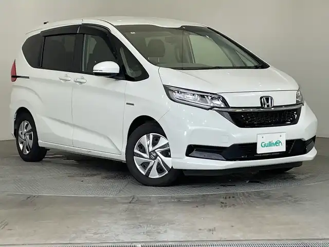 ホンダ フリード ハイブリット G ホンダセンシング 栃木県 2022(令4)年 2.5万km プラチナホワイトパール 純正ナビ(VXM-227VFNi)/(フルセグTV・Bluetooth・CD・SD・USB)/HDMI/バックカメラ/ホンダセンシング/ ・衝突軽減システム/ ・レーンキープアシスト/ ・オートクルーズコントロール/ ・後方コーナーセンサー/前後ドライブレコーダー/ビルトインETC/LEDヘッドライト/オートライト/前席シートヒーター/純正フロアマット/スマートキー/スペアキー1本/ドアバイザー
