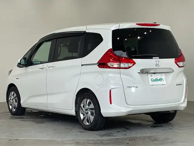 ホンダ フリード ハイブリット G ホンダセンシング 栃木県 2022(令4)年 2.5万km プラチナホワイトパール 純正ナビ(VXM-227VFNi)/(フルセグTV・Bluetooth・CD・SD・USB)/HDMI/バックカメラ/ホンダセンシング/ ・衝突軽減システム/ ・レーンキープアシスト/ ・オートクルーズコントロール/ ・後方コーナーセンサー/前後ドライブレコーダー/ビルトインETC/LEDヘッドライト/オートライト/前席シートヒーター/純正フロアマット/スマートキー/スペアキー1本/ドアバイザー