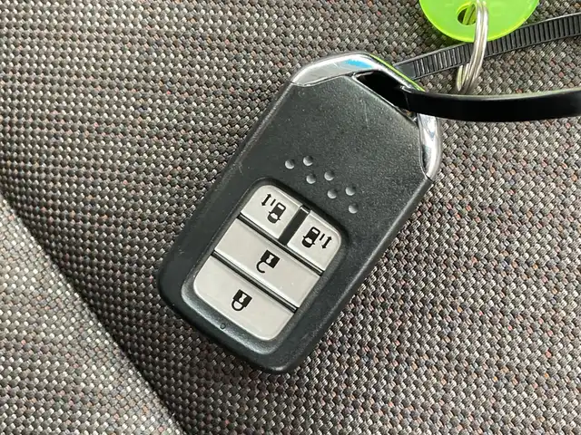 ホンダ フリード ハイブリット G ホンダセンシング 栃木県 2022(令4)年 2.5万km プラチナホワイトパール 純正ナビ(VXM-227VFNi)/(フルセグTV・Bluetooth・CD・SD・USB)/HDMI/バックカメラ/ホンダセンシング/ ・衝突軽減システム/ ・レーンキープアシスト/ ・オートクルーズコントロール/ ・後方コーナーセンサー/前後ドライブレコーダー/ビルトインETC/LEDヘッドライト/オートライト/前席シートヒーター/純正フロアマット/スマートキー/スペアキー1本/ドアバイザー