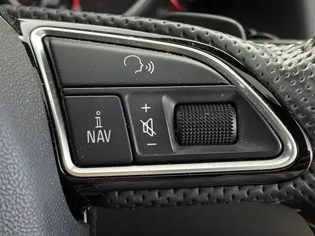 アウディ Ｑ５ 2．0 TFSI クワトロ Sライン 鹿児島県 2016(平28)年 8.7万km グレイシアホワイトメタリック 純正SDナビ/(BT/CD/DVD/AM/FM/フルセグTV)/衝突軽減ブレーキ/ダウンヒルアシストコントロール/クルーズコントロール/レーンキープアシスト/パワーシート/シートメモリー/電動パーキングブレーキ/オートブレーキホールド/パドルシフト/パワーバックドア/アイドリングストップ/4WD/ETC/バックカメラ/純正19インチアルミホイール/純正フロアマット/保証書/取扱説明書