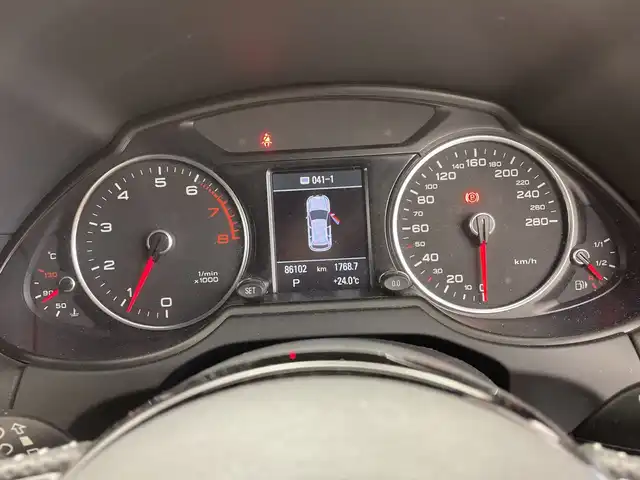 アウディ Ｑ５ 2．0 TFSI クワトロ Sライン 鹿児島県 2016(平28)年 8.7万km グレイシアホワイトメタリック 純正SDナビ/(BT/CD/DVD/AM/FM/フルセグTV)/衝突軽減ブレーキ/ダウンヒルアシストコントロール/クルーズコントロール/レーンキープアシスト/パワーシート/シートメモリー/電動パーキングブレーキ/オートブレーキホールド/パドルシフト/パワーバックドア/アイドリングストップ/4WD/ETC/バックカメラ/純正19インチアルミホイール/純正フロアマット/保証書/取扱説明書