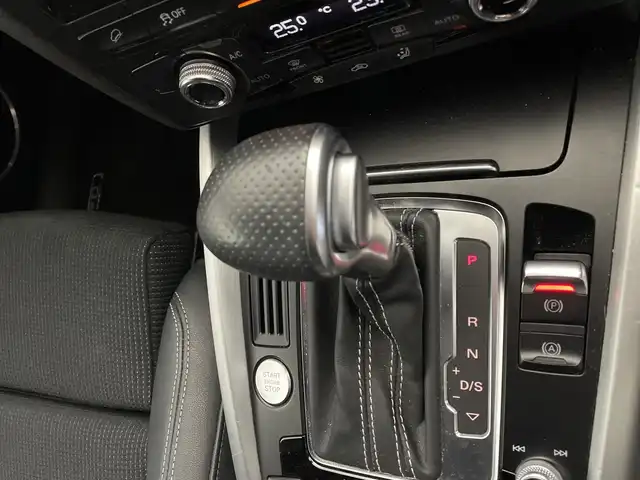 アウディ Ｑ５ 2．0 TFSI クワトロ Sライン 鹿児島県 2016(平28)年 8.7万km グレイシアホワイトメタリック 純正SDナビ/(BT/CD/DVD/AM/FM/フルセグTV)/衝突軽減ブレーキ/ダウンヒルアシストコントロール/クルーズコントロール/レーンキープアシスト/パワーシート/シートメモリー/電動パーキングブレーキ/オートブレーキホールド/パドルシフト/パワーバックドア/アイドリングストップ/4WD/ETC/バックカメラ/純正19インチアルミホイール/純正フロアマット/保証書/取扱説明書