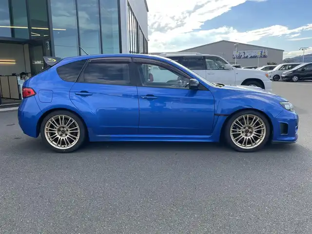 スバル インプレッサ ＷＲＸ STi 東京都 2009(平21)年 7.8万km WRブルーマイカ メーカーＯＰレカロシート/ＨＫＳマフラー/ＨＫＳハイパーＭＡＸ車高調キット/ＳＴＩフロントアンダースポイラー/社外ＬＥＤテールレンズ/ゼロスポーツリヤバンパー/ゼロスポーツエアクリーナー/Ｄｅｆｉブーストメーター/ＭＯＭＯステアリング/Ｐｉｖｏｔスロットルコントローラー/ディスプレイオーディオ/ＥＴＣ2.0/ドライブレコーダー/ＨＩＤヘッドライト/ゼロスポーツフロアマット/プッシュスタート/スマートキー