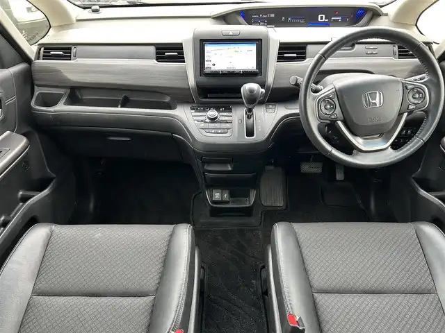 ホンダ フリード G ホンダセンシング 群馬県 2022(令4)年 3.8万km プラチナホワイトパール Sパッケージ/ナビ装着用スペシャルパッケージ/カロッツェリアナビ/CD・DVD・SD/Bluetooth・フルセグTV/10.2型フリップダウンモニター/両側パワースライドドア/バックカメラ/前後ドライブレコーダー/ビルトインETC/前席シートヒーター/クルーズコントロール/横滑り防止装置/レーンキープアシスト/衝突軽減ブレーキ/アイドリングストップ/純正アルミホイール/LEDヘッドライト/オートリトラミラー/センターテーブル/取説・保証書/スマートキー×2