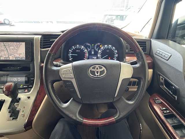 トヨタ ヴェルファイア 2．4V 宮城県 2009(平21)年 18万km ホワイトパールクリスタルシャイン 純正ナビ/AM/FM/BT/CD/DVD/AUX/ワンセグTV/バックカメラ/社外フリップダウンモニター/前席パワーシート/オットマン/両側パワースライドドア/ステアリングスイッチ/MTモード搭載/コーナーセンサー/クルーズコントロール/横滑り防止装置/衝突被害軽減システム/純正フロアマット/ウィンカードアミラー/プッシュスタート/保証書・記録簿・取扱説明書