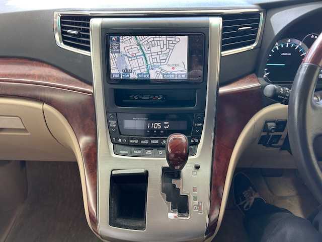 トヨタ ヴェルファイア 2．4V 宮城県 2009(平21)年 18万km ホワイトパールクリスタルシャイン 純正ナビ/AM/FM/BT/CD/DVD/AUX/ワンセグTV/バックカメラ/社外フリップダウンモニター/前席パワーシート/オットマン/両側パワースライドドア/ステアリングスイッチ/MTモード搭載/コーナーセンサー/クルーズコントロール/横滑り防止装置/衝突被害軽減システム/純正フロアマット/ウィンカードアミラー/プッシュスタート/保証書・記録簿・取扱説明書