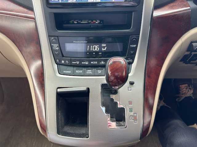 トヨタ ヴェルファイア 2．4V 宮城県 2009(平21)年 18万km ホワイトパールクリスタルシャイン 純正ナビ/AM/FM/BT/CD/DVD/AUX/ワンセグTV/バックカメラ/社外フリップダウンモニター/前席パワーシート/オットマン/両側パワースライドドア/ステアリングスイッチ/MTモード搭載/コーナーセンサー/クルーズコントロール/横滑り防止装置/衝突被害軽減システム/純正フロアマット/ウィンカードアミラー/プッシュスタート/保証書・記録簿・取扱説明書