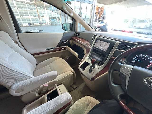 トヨタ ヴェルファイア 2．4V 宮城県 2009(平21)年 18万km ホワイトパールクリスタルシャイン 純正ナビ/AM/FM/BT/CD/DVD/AUX/ワンセグTV/バックカメラ/社外フリップダウンモニター/前席パワーシート/オットマン/両側パワースライドドア/ステアリングスイッチ/MTモード搭載/コーナーセンサー/クルーズコントロール/横滑り防止装置/衝突被害軽減システム/純正フロアマット/ウィンカードアミラー/プッシュスタート/保証書・記録簿・取扱説明書