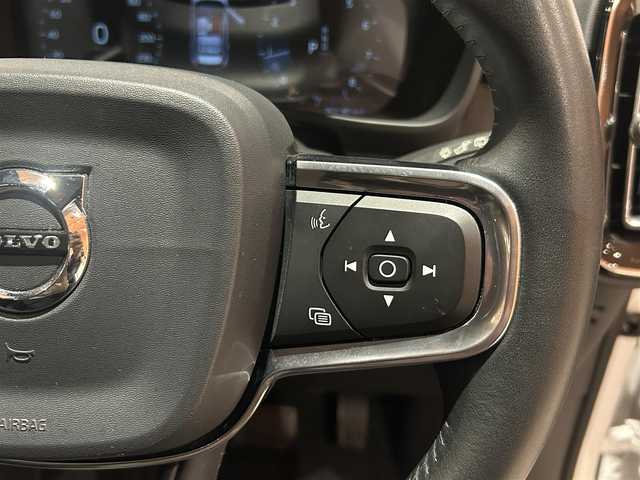 ボルボ ＸＣ４０ T5 AWD インスクリプション 道央・札幌 2019(令1)年 5.5万km クリスタルホワイトP 電動パノラマガラスサンルーフ/harman/kardonサラウンド/インテリセーフ/　・CitySafety/　・ACC/　・BLIS/　・LKA/　・CTA/　・LCMA/　・パーキングアシストパイロット/純正HDDナビ/フルセグTV/USB/Bluetooth/360°カメラ/LEDヘッドライト/本革シート/シートヒーター/パワーテールゲート