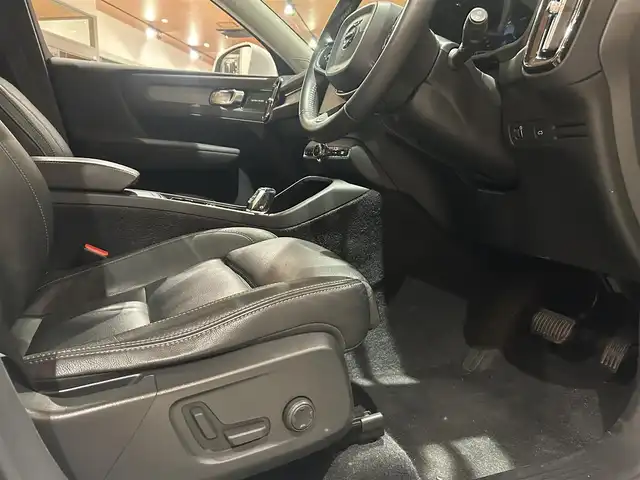 ボルボ ＸＣ４０ T5 AWD インスクリプション 道央・札幌 2019(令1)年 5.5万km クリスタルホワイトP 電動パノラマガラスサンルーフ/harman/kardonサラウンド/インテリセーフ/　・CitySafety/　・ACC/　・BLIS/　・LKA/　・CTA/　・LCMA/　・パーキングアシストパイロット/純正HDDナビ/フルセグTV/USB/Bluetooth/360°カメラ/LEDヘッドライト/本革シート/シートヒーター/パワーテールゲート
