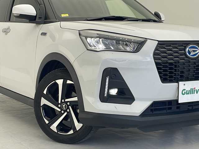 ダイハツ ロッキー プレミアム G HEV 沖縄県 2022(令4)年 6万km シャイニングホワイトパール 純正9インチナビ【NMZL-Y72D】/（フルセグTV/bluetooth/CD/DVD/USB）/バックカメラ/ETC/ドライブレコーダー/クリアランスソナー/ハーフレザーシート/シートヒーター/クルーズコントロール/ステアリングスイッチ/スマートキー/スペアキー/プッシュスタート/LEDヘッドライト/BSM/純正フロアマット/純正17インチアルミホイール/ドアバイザー