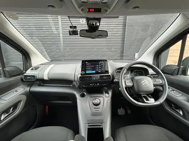 シトロエン シトロエン ベルランゴ ロング シャイン ブルーHDi 宮崎県 2023(令5)年 3.1万km ガンＭ ７人乗り/・３列シート/バックカメラ/・全周囲取り込みカメラ/ブラインドスポットモニター/純正ディスプレイオーディオ/・AppleCarPlay/・AndroidAuto/・USB/・Bluetooth/・AM FM/アクティブクルーズコントロール/・レーンキープ /キーレスエントリー/・スマートキー/両側スライドドア/前後ドライブレコーダー/ルーフレール/ＬＥＤヘッドライト/・オートライト/・オータマティックハイビーム