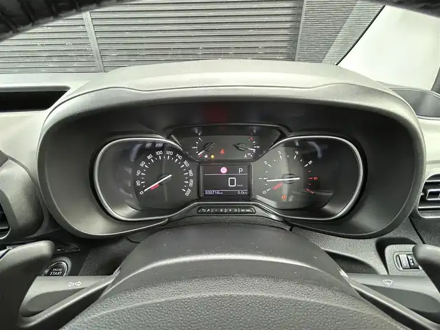 シトロエン シトロエン ベルランゴ ロング シャイン ブルーHDi 宮崎県 2023(令5)年 3.1万km ガンＭ ７人乗り/・３列シート/バックカメラ/・全周囲取り込みカメラ/ブラインドスポットモニター/純正ディスプレイオーディオ/・AppleCarPlay/・AndroidAuto/・USB/・Bluetooth/・AM FM/アクティブクルーズコントロール/・レーンキープ /キーレスエントリー/・スマートキー/両側スライドドア/前後ドライブレコーダー/ルーフレール/ＬＥＤヘッドライト/・オートライト/・オータマティックハイビーム