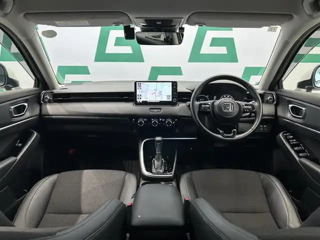 ホンダ ヴェゼル ハイブリッド e:HEV Z 鹿児島県 2023(令5)年 1.8万km プレミアムサンライトホワイトパール Hondaコネクトナビ/(フルセグ/Bluetooth/DVD/CD)/前後ドライブレコーダー/ビルトインETC/ハンズフリーアクセステールゲート/前席シートヒーター/ステアリングヒーター/HondaSENSING/　・衝突軽減ブレーキ（CMBS）/　・誤発進抑制機能/　・後方誤発進抑制機能/　・近距離衝突軽減ブレーキ/　・歩行者事故低減ステアリング/　・路外逸脱抑制機能/　・渋滞追従機能付アダプティブクルーズコントロール（ACC）/　・車線維持支援システム（LKAS）/　・トラフィックジャムアシスト（渋滞運転支援機能）/　・先行車発進お知らせ機能/　・標識認識機能/　・オートハイビーム/電動パーキングブレーキ/ブレーキホールド/純正アルミホイール/純正フロアマット/ドアバイザー