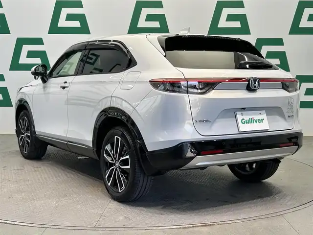 ホンダ ヴェゼル ハイブリッド e:HEV Z 鹿児島県 2023(令5)年 1.8万km プレミアムサンライトホワイトパール Hondaコネクトナビ/(フルセグ/Bluetooth/DVD/CD)/前後ドライブレコーダー/ビルトインETC/ハンズフリーアクセステールゲート/前席シートヒーター/ステアリングヒーター/HondaSENSING/　・衝突軽減ブレーキ（CMBS）/　・誤発進抑制機能/　・後方誤発進抑制機能/　・近距離衝突軽減ブレーキ/　・歩行者事故低減ステアリング/　・路外逸脱抑制機能/　・渋滞追従機能付アダプティブクルーズコントロール（ACC）/　・車線維持支援システム（LKAS）/　・トラフィックジャムアシスト（渋滞運転支援機能）/　・先行車発進お知らせ機能/　・標識認識機能/　・オートハイビーム/電動パーキングブレーキ/ブレーキホールド/純正アルミホイール/純正フロアマット/ドアバイザー