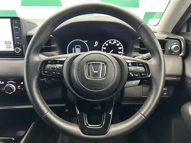 ホンダ ヴェゼル ハイブリッド e:HEV Z 鹿児島県 2023(令5)年 1.8万km プレミアムサンライトホワイトパール Hondaコネクトナビ/(フルセグ/Bluetooth/DVD/CD)/前後ドライブレコーダー/ビルトインETC/ハンズフリーアクセステールゲート/前席シートヒーター/ステアリングヒーター/HondaSENSING/　・衝突軽減ブレーキ（CMBS）/　・誤発進抑制機能/　・後方誤発進抑制機能/　・近距離衝突軽減ブレーキ/　・歩行者事故低減ステアリング/　・路外逸脱抑制機能/　・渋滞追従機能付アダプティブクルーズコントロール（ACC）/　・車線維持支援システム（LKAS）/　・トラフィックジャムアシスト（渋滞運転支援機能）/　・先行車発進お知らせ機能/　・標識認識機能/　・オートハイビーム/電動パーキングブレーキ/ブレーキホールド/純正アルミホイール/純正フロアマット/ドアバイザー