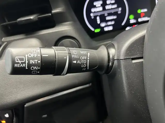 ホンダ ヴェゼル ハイブリッド e:HEV Z 鹿児島県 2023(令5)年 1.8万km プレミアムサンライトホワイトパール Hondaコネクトナビ/(フルセグ/Bluetooth/DVD/CD)/前後ドライブレコーダー/ビルトインETC/ハンズフリーアクセステールゲート/前席シートヒーター/ステアリングヒーター/HondaSENSING/　・衝突軽減ブレーキ（CMBS）/　・誤発進抑制機能/　・後方誤発進抑制機能/　・近距離衝突軽減ブレーキ/　・歩行者事故低減ステアリング/　・路外逸脱抑制機能/　・渋滞追従機能付アダプティブクルーズコントロール（ACC）/　・車線維持支援システム（LKAS）/　・トラフィックジャムアシスト（渋滞運転支援機能）/　・先行車発進お知らせ機能/　・標識認識機能/　・オートハイビーム/電動パーキングブレーキ/ブレーキホールド/純正アルミホイール/純正フロアマット/ドアバイザー