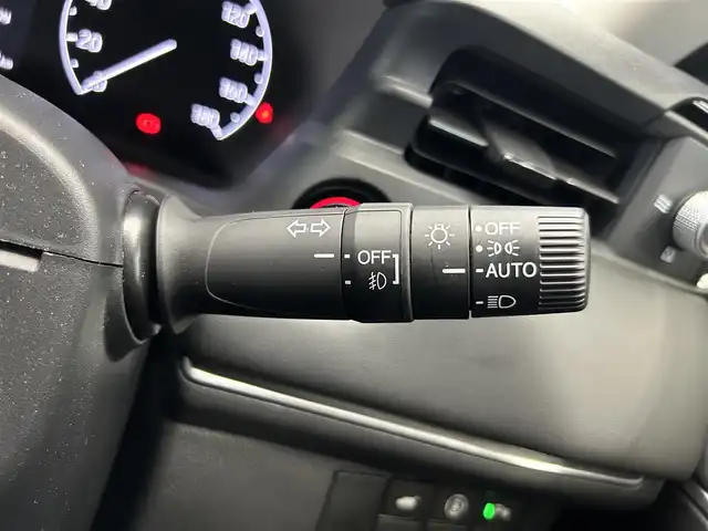 ホンダ ヴェゼル ハイブリッド e:HEV Z 鹿児島県 2023(令5)年 1.8万km プレミアムサンライトホワイトパール Hondaコネクトナビ/(フルセグ/Bluetooth/DVD/CD)/前後ドライブレコーダー/ビルトインETC/ハンズフリーアクセステールゲート/前席シートヒーター/ステアリングヒーター/HondaSENSING/　・衝突軽減ブレーキ（CMBS）/　・誤発進抑制機能/　・後方誤発進抑制機能/　・近距離衝突軽減ブレーキ/　・歩行者事故低減ステアリング/　・路外逸脱抑制機能/　・渋滞追従機能付アダプティブクルーズコントロール（ACC）/　・車線維持支援システム（LKAS）/　・トラフィックジャムアシスト（渋滞運転支援機能）/　・先行車発進お知らせ機能/　・標識認識機能/　・オートハイビーム/電動パーキングブレーキ/ブレーキホールド/純正アルミホイール/純正フロアマット/ドアバイザー