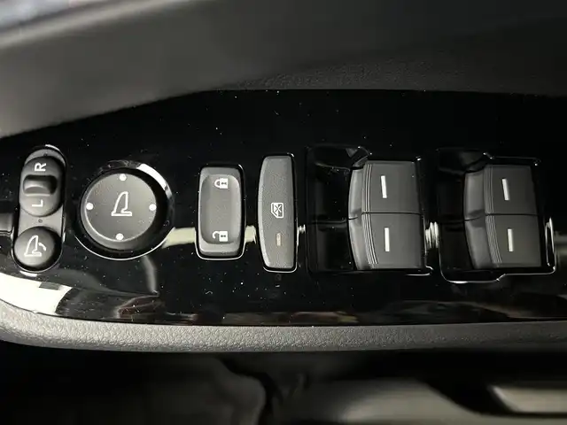 ホンダ ヴェゼル ハイブリッド e:HEV Z 鹿児島県 2023(令5)年 1.8万km プレミアムサンライトホワイトパール Hondaコネクトナビ/(フルセグ/Bluetooth/DVD/CD)/前後ドライブレコーダー/ビルトインETC/ハンズフリーアクセステールゲート/前席シートヒーター/ステアリングヒーター/HondaSENSING/　・衝突軽減ブレーキ（CMBS）/　・誤発進抑制機能/　・後方誤発進抑制機能/　・近距離衝突軽減ブレーキ/　・歩行者事故低減ステアリング/　・路外逸脱抑制機能/　・渋滞追従機能付アダプティブクルーズコントロール（ACC）/　・車線維持支援システム（LKAS）/　・トラフィックジャムアシスト（渋滞運転支援機能）/　・先行車発進お知らせ機能/　・標識認識機能/　・オートハイビーム/電動パーキングブレーキ/ブレーキホールド/純正アルミホイール/純正フロアマット/ドアバイザー