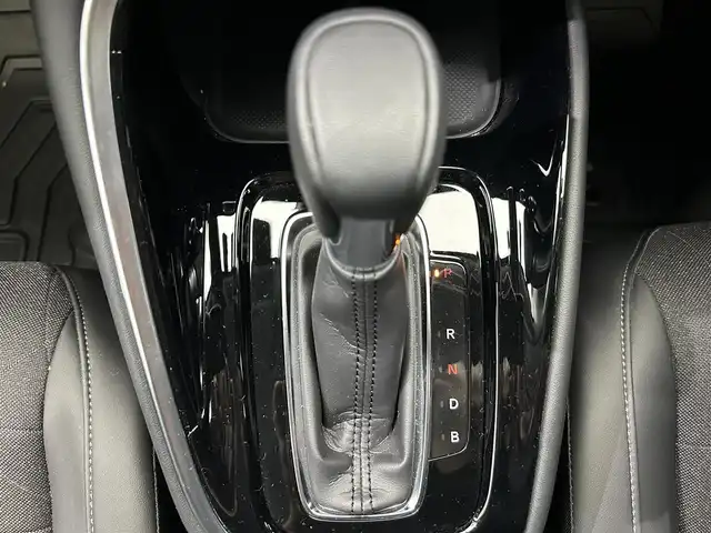 ホンダ ヴェゼル ハイブリッド e:HEV Z 鹿児島県 2023(令5)年 1.8万km プレミアムサンライトホワイトパール Hondaコネクトナビ/(フルセグ/Bluetooth/DVD/CD)/前後ドライブレコーダー/ビルトインETC/ハンズフリーアクセステールゲート/前席シートヒーター/ステアリングヒーター/HondaSENSING/　・衝突軽減ブレーキ（CMBS）/　・誤発進抑制機能/　・後方誤発進抑制機能/　・近距離衝突軽減ブレーキ/　・歩行者事故低減ステアリング/　・路外逸脱抑制機能/　・渋滞追従機能付アダプティブクルーズコントロール（ACC）/　・車線維持支援システム（LKAS）/　・トラフィックジャムアシスト（渋滞運転支援機能）/　・先行車発進お知らせ機能/　・標識認識機能/　・オートハイビーム/電動パーキングブレーキ/ブレーキホールド/純正アルミホイール/純正フロアマット/ドアバイザー