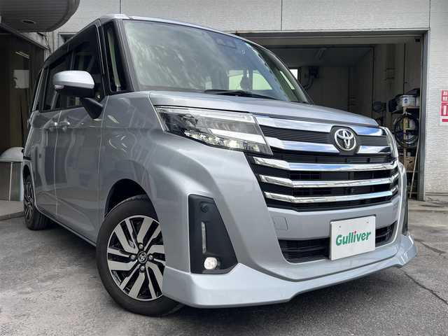 トヨタ ルーミー カスタムG 鹿児島県 2022(令4)年 1.4万km ブライトシルバーM ワンオーナー/スマートアシスト/　・衝突回避支援ブレーキ/　・車線逸脱警報/　・アダプティブクルーズコントロール/　・コーナーセンサー/　・誤発進抑制機能　他/アラウンドビューモニタ/純正7インチメモリナビ　NSZT-W68T/　・DVD・SD・Bluetooth・地デジ/ETC/コムテック前後ドラレコ　DC-DR652/純正12インチフリップダウンモニタ　V12T-R68C/両側ウェルカムパワースライドドア/純正LEDヘッドライト/純正LEDフォグライト/オートライト/前席シートヒーター/運転席・助手席シートバックテーブル/リアサンシェード/革巻きステアリング/ステアリングスイッチ/パワーモードスイッチ/純正14インチアルミホイール/充電用USB端子Type-A１口/電動オート格納ウインカー付ドアミラー/純正フロアマット/純正ドアバイザー/取扱説明書・新車保証書/スマートキー×2本/フリップダウンモニタ用リモコン