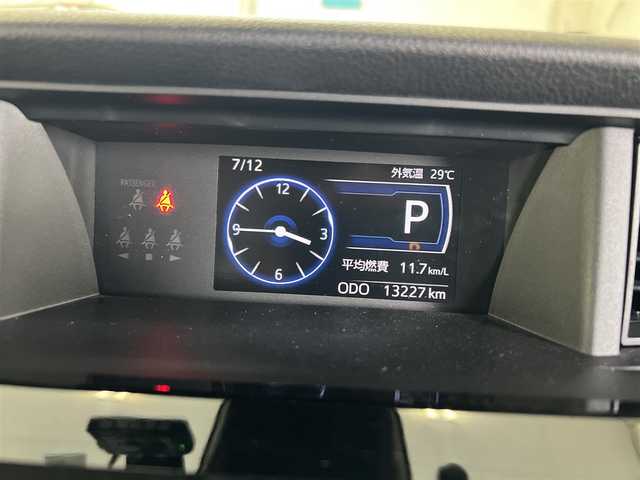 トヨタ ルーミー カスタムG 鹿児島県 2022(令4)年 1.4万km ブライトシルバーM ワンオーナー/スマートアシスト/　・衝突回避支援ブレーキ/　・車線逸脱警報/　・アダプティブクルーズコントロール/　・コーナーセンサー/　・誤発進抑制機能　他/アラウンドビューモニタ/純正7インチメモリナビ　NSZT-W68T/　・DVD・SD・Bluetooth・地デジ/ETC/コムテック前後ドラレコ　DC-DR652/純正12インチフリップダウンモニタ　V12T-R68C/両側ウェルカムパワースライドドア/純正LEDヘッドライト/純正LEDフォグライト/オートライト/前席シートヒーター/運転席・助手席シートバックテーブル/リアサンシェード/革巻きステアリング/ステアリングスイッチ/パワーモードスイッチ/純正14インチアルミホイール/充電用USB端子Type-A１口/電動オート格納ウインカー付ドアミラー/純正フロアマット/純正ドアバイザー/取扱説明書・新車保証書/スマートキー×2本/フリップダウンモニタ用リモコン