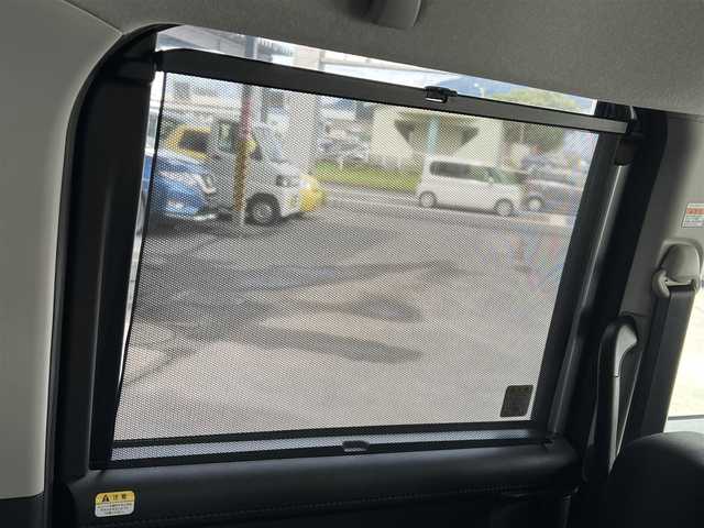 トヨタ ルーミー カスタムG 鹿児島県 2022(令4)年 1.4万km ブライトシルバーM ワンオーナー/スマートアシスト/　・衝突回避支援ブレーキ/　・車線逸脱警報/　・アダプティブクルーズコントロール/　・コーナーセンサー/　・誤発進抑制機能　他/アラウンドビューモニタ/純正7インチメモリナビ　NSZT-W68T/　・DVD・SD・Bluetooth・地デジ/ETC/コムテック前後ドラレコ　DC-DR652/純正12インチフリップダウンモニタ　V12T-R68C/両側ウェルカムパワースライドドア/純正LEDヘッドライト/純正LEDフォグライト/オートライト/前席シートヒーター/運転席・助手席シートバックテーブル/リアサンシェード/革巻きステアリング/ステアリングスイッチ/パワーモードスイッチ/純正14インチアルミホイール/充電用USB端子Type-A１口/電動オート格納ウインカー付ドアミラー/純正フロアマット/純正ドアバイザー/取扱説明書・新車保証書/スマートキー×2本/フリップダウンモニタ用リモコン