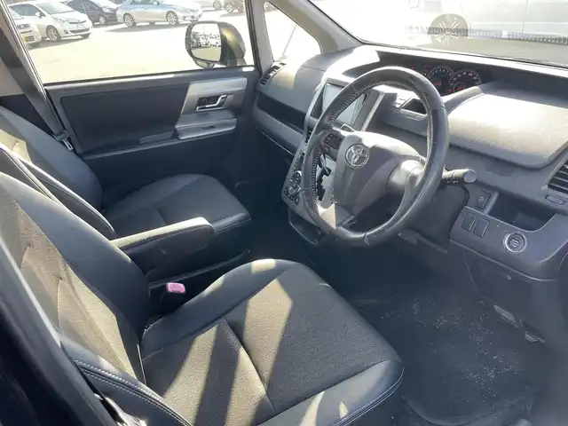 トヨタ ヴォクシー ZS 煌Z 大阪府 2013(平25)年 13.3万km ブラック (株)IDOMが運営する【じしゃロン堺店】の自社ローン専用車両になります。/こちらは現金またはオートローンご利用時の価格です。自社ローンご希望の方は別途その旨お申付け下さい