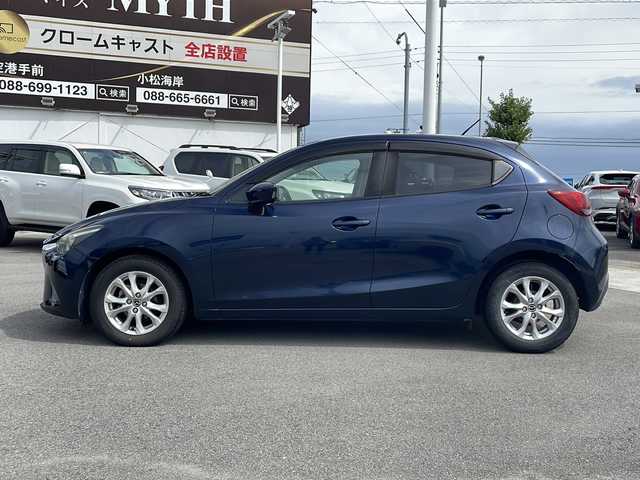 マツダ デミオ 13S 徳島県 2015(平27)年 5.2万km ディープクリスタルブルーマイカ 純正ナビ/BluetoothフルセグTVCDDVD/クルコン/MT付きAT/衝突被害軽減システム/LEDヘッドライト/オートライト/オートエアコン/ETC/純正15AW/純正フロアマット/プッシュスタート/スマートキー/スペアキー