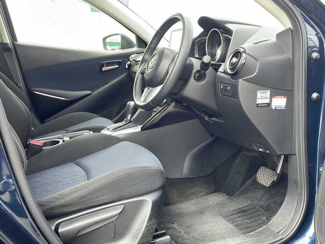 マツダ デミオ 13S 徳島県 2015(平27)年 5.2万km ディープクリスタルブルーマイカ 純正ナビ/BluetoothフルセグTVCDDVD/クルコン/MT付きAT/衝突被害軽減システム/LEDヘッドライト/オートライト/オートエアコン/ETC/純正15AW/純正フロアマット/プッシュスタート/スマートキー/スペアキー