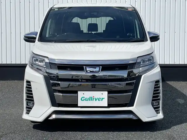 トヨタ ノア Si ダブルバイビーⅢ 千葉県 2020(令2)年 0.8万km ホワイトパールクリスタルシャイン 純正10インチナビ/(Bluetooth/TV/CD/DVD)/フリップダウンモニター/ハーフレザーシート/BLitz車高調/社外ウーファー/バックカメラ/衝突被害軽減システム/車線逸脱警報/クルーズコントロール/両側パワースライドドア/横滑り防止装置/ETC2.0/ドライブレコーダー/アイドリングストップ/LEDヘッドライト/フォグランプ/オートライト/ウィンカーミラー/電動格納ミラー/社外18インチAW/プッシュスタート/スマートキー/フロアマット/ドアバイザー/スペアキー/取扱説明書/保証書