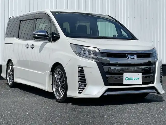 トヨタ ノア Si ダブルバイビーⅢ 千葉県 2020(令2)年 0.8万km ホワイトパールクリスタルシャイン 純正10インチナビ/(Bluetooth/TV/CD/DVD)/フリップダウンモニター/ハーフレザーシート/BLitz車高調/社外ウーファー/バックカメラ/衝突被害軽減システム/車線逸脱警報/クルーズコントロール/両側パワースライドドア/横滑り防止装置/ETC2.0/ドライブレコーダー/アイドリングストップ/LEDヘッドライト/フォグランプ/オートライト/ウィンカーミラー/電動格納ミラー/社外18インチAW/プッシュスタート/スマートキー/フロアマット/ドアバイザー/スペアキー/取扱説明書/保証書