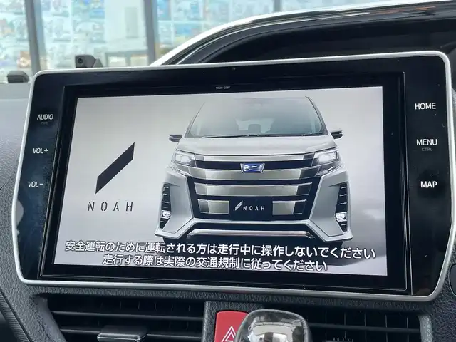 トヨタ ノア Si ダブルバイビーⅢ 千葉県 2020(令2)年 0.8万km ホワイトパールクリスタルシャイン 純正10インチナビ/(Bluetooth/TV/CD/DVD)/フリップダウンモニター/ハーフレザーシート/BLitz車高調/社外ウーファー/バックカメラ/衝突被害軽減システム/車線逸脱警報/クルーズコントロール/両側パワースライドドア/横滑り防止装置/ETC2.0/ドライブレコーダー/アイドリングストップ/LEDヘッドライト/フォグランプ/オートライト/ウィンカーミラー/電動格納ミラー/社外18インチAW/プッシュスタート/スマートキー/フロアマット/ドアバイザー/スペアキー/取扱説明書/保証書