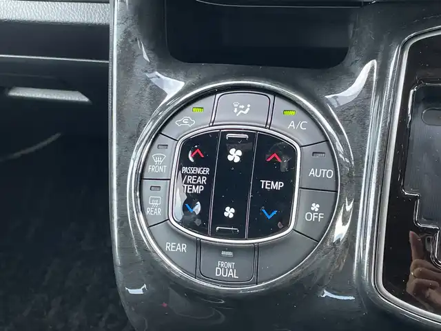 トヨタ ノア Si ダブルバイビーⅢ 千葉県 2020(令2)年 0.8万km ホワイトパールクリスタルシャイン 純正10インチナビ/(Bluetooth/TV/CD/DVD)/フリップダウンモニター/ハーフレザーシート/BLitz車高調/社外ウーファー/バックカメラ/衝突被害軽減システム/車線逸脱警報/クルーズコントロール/両側パワースライドドア/横滑り防止装置/ETC2.0/ドライブレコーダー/アイドリングストップ/LEDヘッドライト/フォグランプ/オートライト/ウィンカーミラー/電動格納ミラー/社外18インチAW/プッシュスタート/スマートキー/フロアマット/ドアバイザー/スペアキー/取扱説明書/保証書