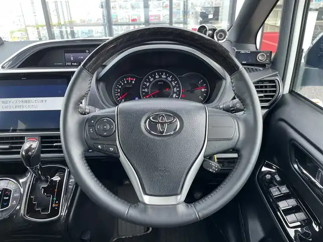 トヨタ ノア Si ダブルバイビーⅢ 千葉県 2020(令2)年 0.8万km ホワイトパールクリスタルシャイン 純正10インチナビ/(Bluetooth/TV/CD/DVD)/フリップダウンモニター/ハーフレザーシート/BLitz車高調/社外ウーファー/バックカメラ/衝突被害軽減システム/車線逸脱警報/クルーズコントロール/両側パワースライドドア/横滑り防止装置/ETC2.0/ドライブレコーダー/アイドリングストップ/LEDヘッドライト/フォグランプ/オートライト/ウィンカーミラー/電動格納ミラー/社外18インチAW/プッシュスタート/スマートキー/フロアマット/ドアバイザー/スペアキー/取扱説明書/保証書