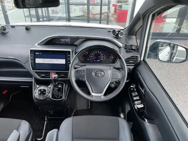 トヨタ ノア Si ダブルバイビーⅢ 千葉県 2020(令2)年 0.8万km ホワイトパールクリスタルシャイン 純正10インチナビ/(Bluetooth/TV/CD/DVD)/フリップダウンモニター/ハーフレザーシート/BLitz車高調/社外ウーファー/バックカメラ/衝突被害軽減システム/車線逸脱警報/クルーズコントロール/両側パワースライドドア/横滑り防止装置/ETC2.0/ドライブレコーダー/アイドリングストップ/LEDヘッドライト/フォグランプ/オートライト/ウィンカーミラー/電動格納ミラー/社外18インチAW/プッシュスタート/スマートキー/フロアマット/ドアバイザー/スペアキー/取扱説明書/保証書