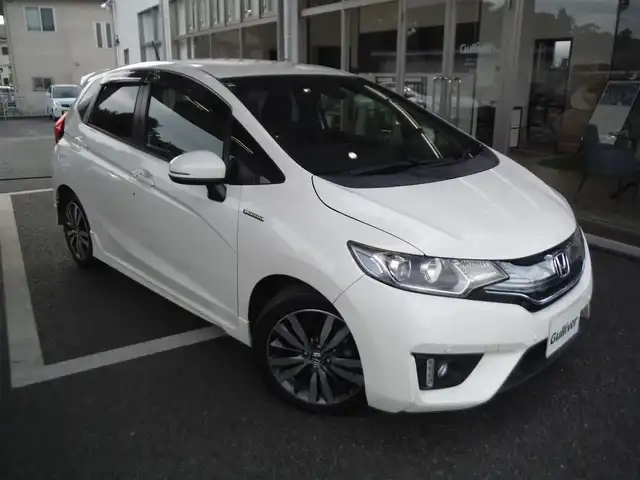 ホンダ フィット ハイブリット Sパッケージ 東京都 2013(平25)年 3.7万km パール ワンオーナー車/保証書・取説あり/純正インターナビ・TV/　DVD・BLUETOOTH/　ビルトインETC/　ドライブレコーダー/あんしんパッケージ/クルーズコントロール/コンフォートビューパッケージ/アームレストコンソール/パーキングセンサー/パドルシフト/LEDヘッドライト/スマートキー×2個