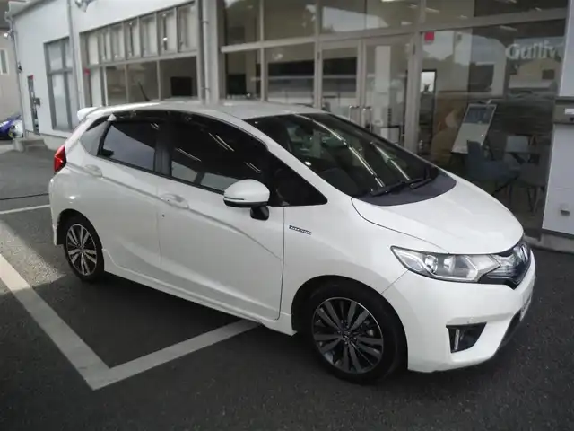 ホンダ フィット ハイブリット Sパッケージ 東京都 2013(平25)年 3.7万km パール ワンオーナー車/保証書・取説あり/純正インターナビ・TV/　DVD・BLUETOOTH/　ビルトインETC/　ドライブレコーダー/あんしんパッケージ/クルーズコントロール/コンフォートビューパッケージ/アームレストコンソール/パーキングセンサー/パドルシフト/LEDヘッドライト/スマートキー×2個
