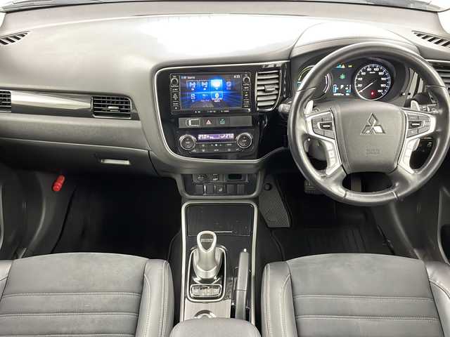 三菱 アウトランダー ＰＨＥＶ G ナビパッケージ 道央・札幌 2015(平27)年 4.1万km チタニウムグレーメタリック ・4WD/・衝突安全強化ボディ/ブレーキアシスト/・衝突被害軽減ブレーキシステム/・車線逸脱警報システム（LDW）/・レーダークルーズコントロールシステム/・誤発進抑制機能/・オートマチックハイビーム/・純正ナビ/・フルセグ/CD/DVD/Bluetooth/・スマートキー/プッシュスタート/・パワーバックドア/・パドルシフト/・AC100Vコンセント/・D席パワーシート/前席シートヒーター/・ハーフレザーシート/・ステアリングヒーター/・横滑り防止装置/・前後コーナーセンサー/・純正LEDヘッドライト/・急速充電ポート/・ETC