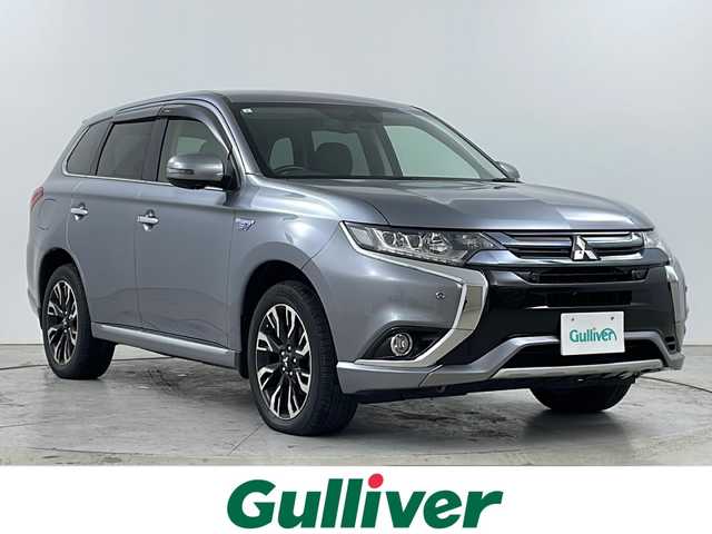 三菱 アウトランダー ＰＨＥＶ G ナビパッケージ 道央・札幌 2015(平27)年 4.1万km チタニウムグレーメタリック ・4WD/・衝突安全強化ボディ/ブレーキアシスト/・衝突被害軽減ブレーキシステム/・車線逸脱警報システム（LDW）/・レーダークルーズコントロールシステム/・誤発進抑制機能/・オートマチックハイビーム/・純正ナビ/・フルセグ/CD/DVD/Bluetooth/・スマートキー/プッシュスタート/・パワーバックドア/・パドルシフト/・AC100Vコンセント/・D席パワーシート/前席シートヒーター/・ハーフレザーシート/・ステアリングヒーター/・横滑り防止装置/・前後コーナーセンサー/・純正LEDヘッドライト/・急速充電ポート/・ETC