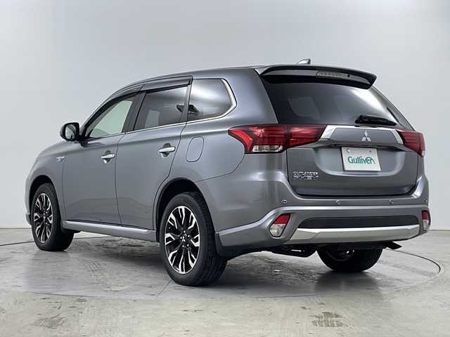 三菱 アウトランダー ＰＨＥＶ G ナビパッケージ 道央・札幌 2015(平27)年 4.1万km チタニウムグレーメタリック ・4WD/・衝突安全強化ボディ/ブレーキアシスト/・衝突被害軽減ブレーキシステム/・車線逸脱警報システム（LDW）/・レーダークルーズコントロールシステム/・誤発進抑制機能/・オートマチックハイビーム/・純正ナビ/・フルセグ/CD/DVD/Bluetooth/・スマートキー/プッシュスタート/・パワーバックドア/・パドルシフト/・AC100Vコンセント/・D席パワーシート/前席シートヒーター/・ハーフレザーシート/・ステアリングヒーター/・横滑り防止装置/・前後コーナーセンサー/・純正LEDヘッドライト/・急速充電ポート/・ETC