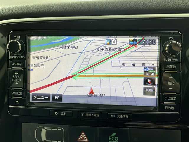 三菱 アウトランダー ＰＨＥＶ G ナビパッケージ 道央・札幌 2015(平27)年 4.1万km チタニウムグレーメタリック ・4WD/・衝突安全強化ボディ/ブレーキアシスト/・衝突被害軽減ブレーキシステム/・車線逸脱警報システム（LDW）/・レーダークルーズコントロールシステム/・誤発進抑制機能/・オートマチックハイビーム/・純正ナビ/・フルセグ/CD/DVD/Bluetooth/・スマートキー/プッシュスタート/・パワーバックドア/・パドルシフト/・AC100Vコンセント/・D席パワーシート/前席シートヒーター/・ハーフレザーシート/・ステアリングヒーター/・横滑り防止装置/・前後コーナーセンサー/・純正LEDヘッドライト/・急速充電ポート/・ETC
