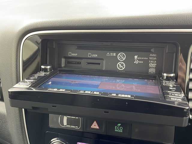 三菱 アウトランダー ＰＨＥＶ G ナビパッケージ 道央・札幌 2015(平27)年 4.1万km チタニウムグレーメタリック ・4WD/・衝突安全強化ボディ/ブレーキアシスト/・衝突被害軽減ブレーキシステム/・車線逸脱警報システム（LDW）/・レーダークルーズコントロールシステム/・誤発進抑制機能/・オートマチックハイビーム/・純正ナビ/・フルセグ/CD/DVD/Bluetooth/・スマートキー/プッシュスタート/・パワーバックドア/・パドルシフト/・AC100Vコンセント/・D席パワーシート/前席シートヒーター/・ハーフレザーシート/・ステアリングヒーター/・横滑り防止装置/・前後コーナーセンサー/・純正LEDヘッドライト/・急速充電ポート/・ETC
