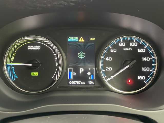 三菱 アウトランダー ＰＨＥＶ G ナビパッケージ 道央・札幌 2015(平27)年 4.1万km チタニウムグレーメタリック ・4WD/・衝突安全強化ボディ/ブレーキアシスト/・衝突被害軽減ブレーキシステム/・車線逸脱警報システム（LDW）/・レーダークルーズコントロールシステム/・誤発進抑制機能/・オートマチックハイビーム/・純正ナビ/・フルセグ/CD/DVD/Bluetooth/・スマートキー/プッシュスタート/・パワーバックドア/・パドルシフト/・AC100Vコンセント/・D席パワーシート/前席シートヒーター/・ハーフレザーシート/・ステアリングヒーター/・横滑り防止装置/・前後コーナーセンサー/・純正LEDヘッドライト/・急速充電ポート/・ETC